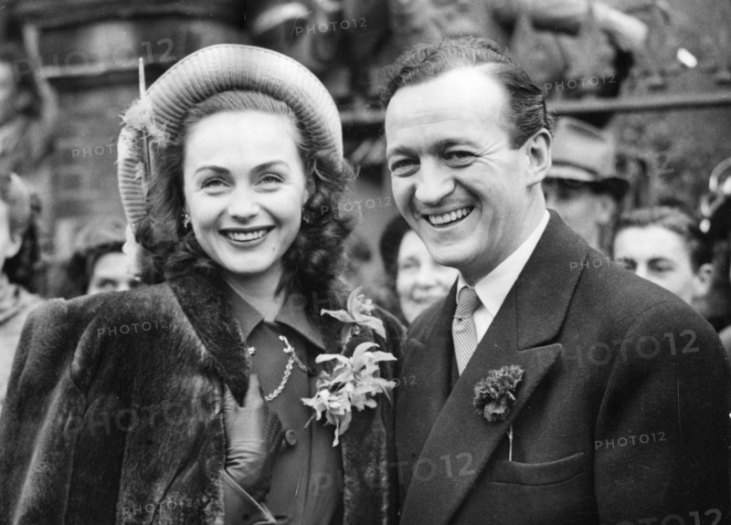 Hjordis TERSMEDEN and David NIVEN after their wedding in 1948