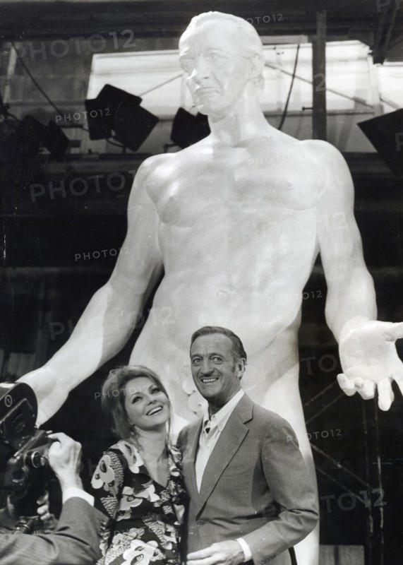 David NIVEN in front of the 5 meter high statue of himself