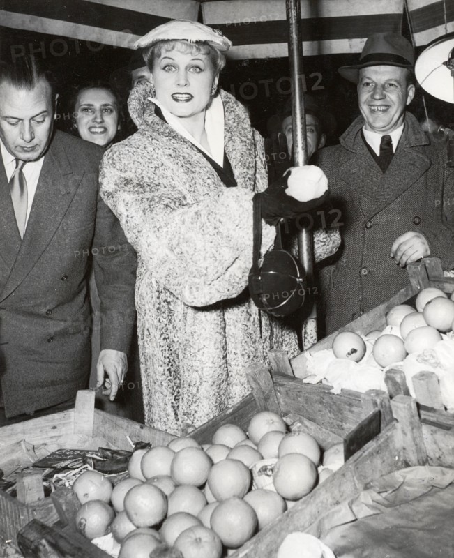 Marika RÖKK at the weekly market in Bonn in 1951