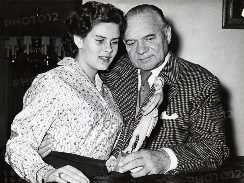 Georg JACOBY with daughter Gaby and a sculpture by Marika RÖKK