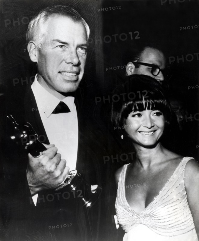 Oscars 1966: Lee MARVIN with Oscar and his girlfriend Michelle