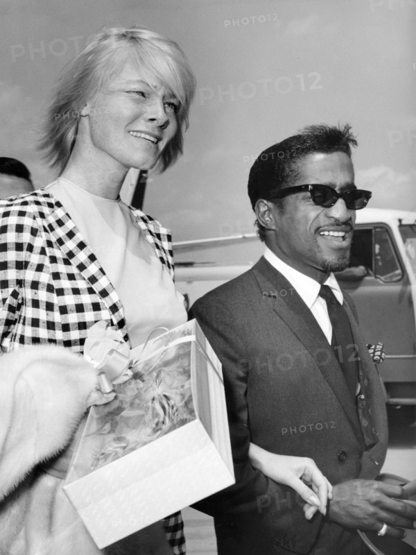 Sammy DAVIS Jr. with wife May BRITT, 1962