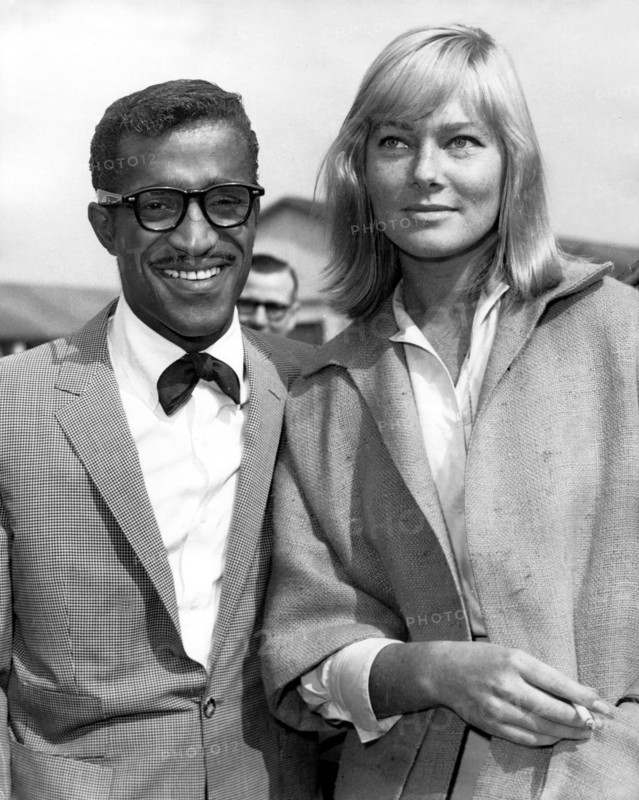 Sammy DAVIS Jr. with wife May BRITT 1960