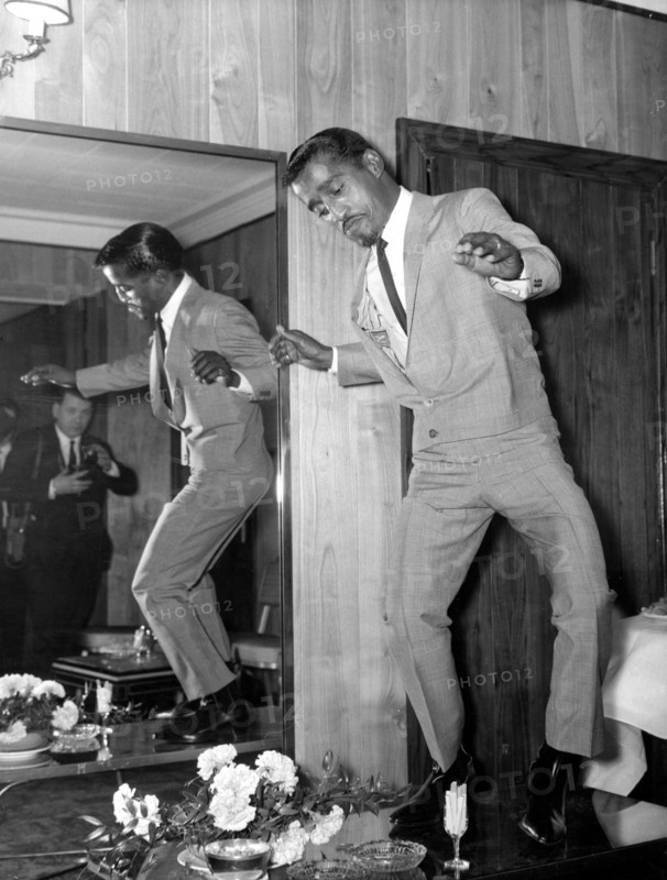 Sammy DAVIS Jr. dances on a table, 1966