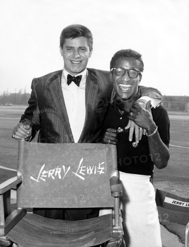 Jerry LEWIS and Sammy DAVIS Jr. during the filming of 'The Geisha Boy'