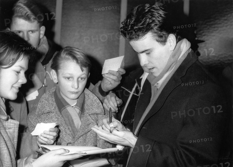 Horst BUCHHOLZ with fans, 1960