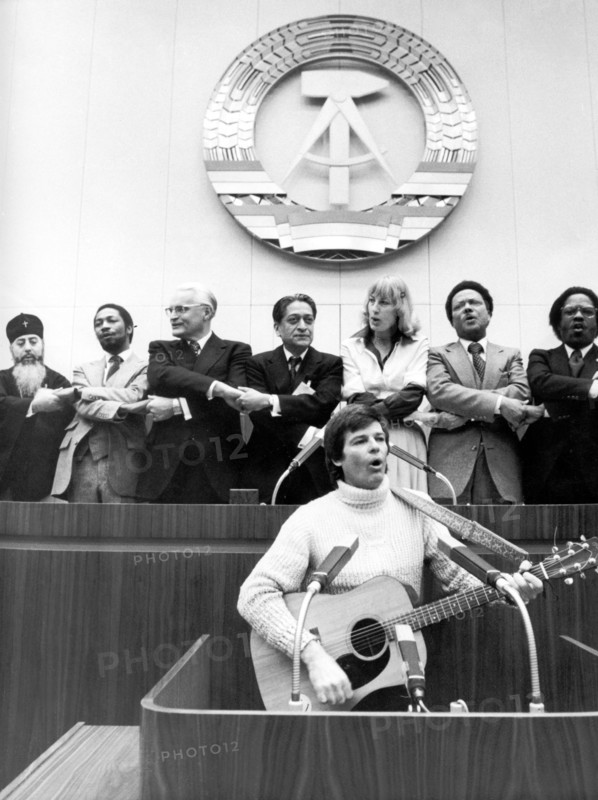 Dean REED at the World Peace Council memorial event