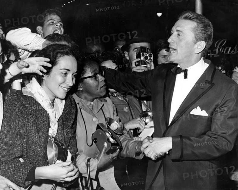 Kirk DOUGLAS with fans