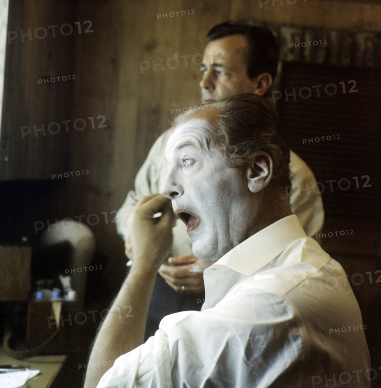 Curd JÜRGENS as a clown in 'The Blue Angel', puts on make-up