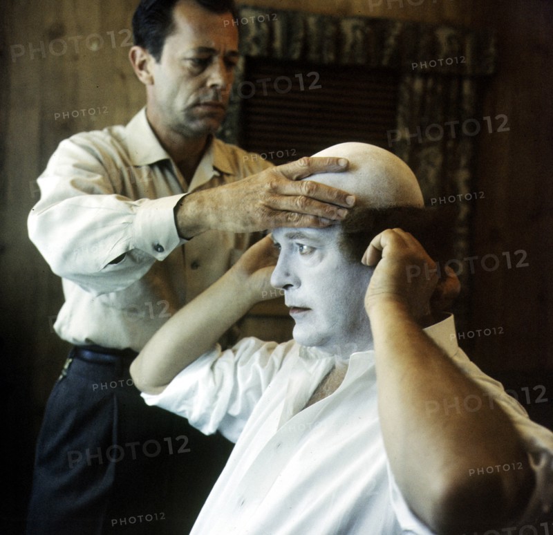 Curd JÜRGENS as a clown in 'The Blue Angel', is made up