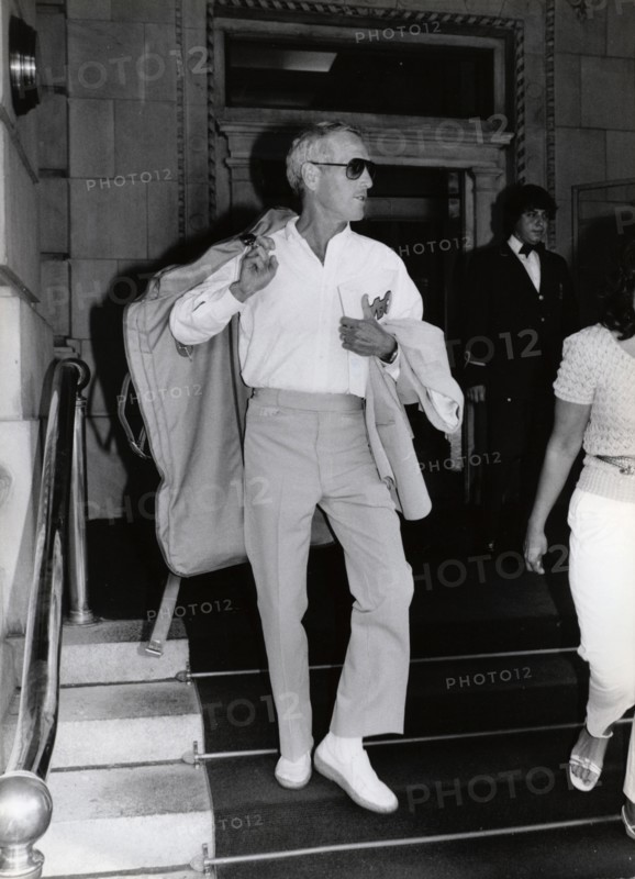 Paul NEWMAN with garment bag