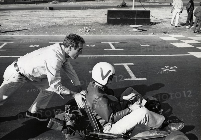 Paul NEWMAN and Dennis HOPPER on a go-kart track