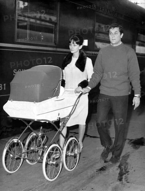 Tony CURTIS and Christine KAUFMANN in Paris 1964