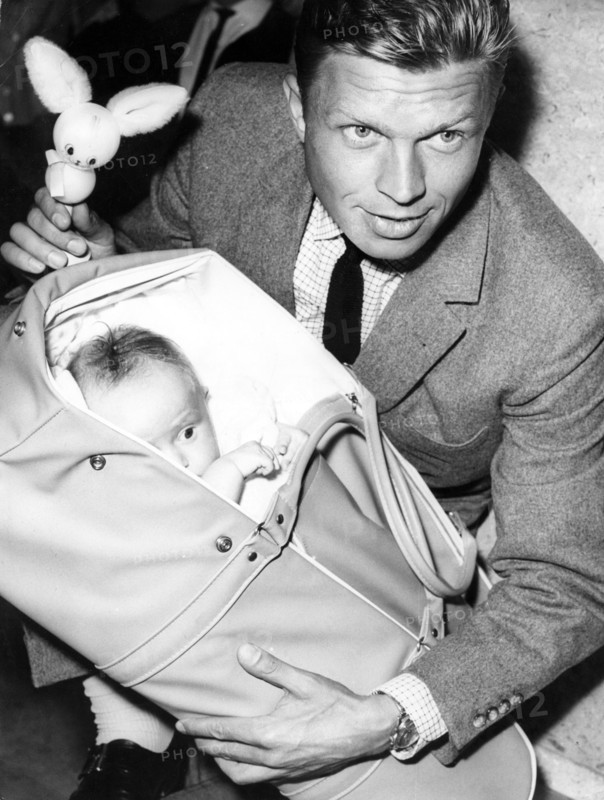 Hardy KRÜGER, with a baby in 1959