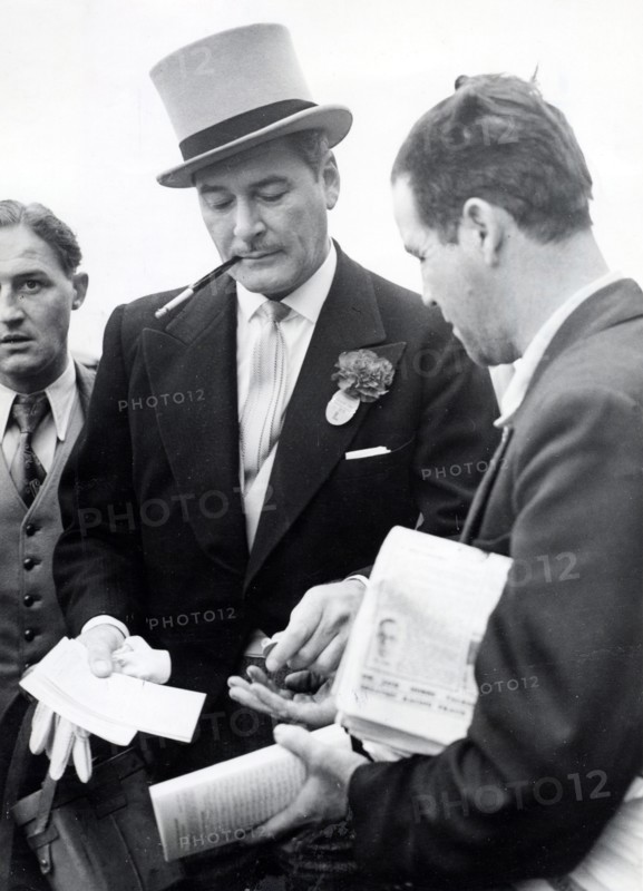 Errol FLYNN at a derby in Epsom, 1954