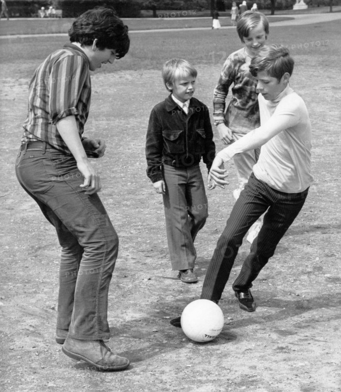 HEINTJE plays football in Kensington Gardens, London 1970