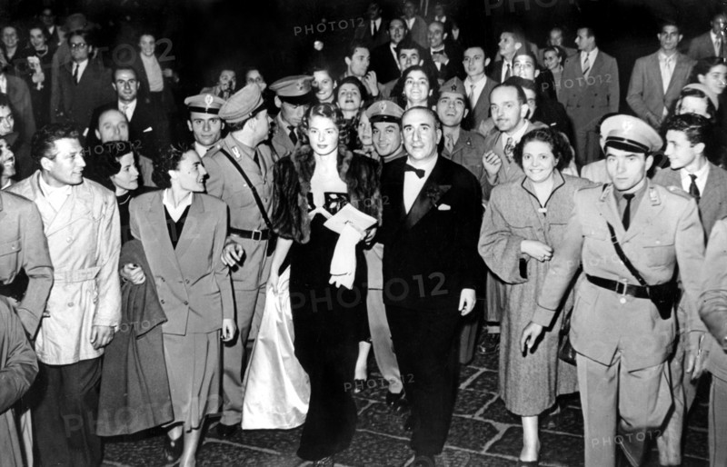 Ingrid BERGMAN and Roberto ROSSELLINI surrounded by fans in 1950