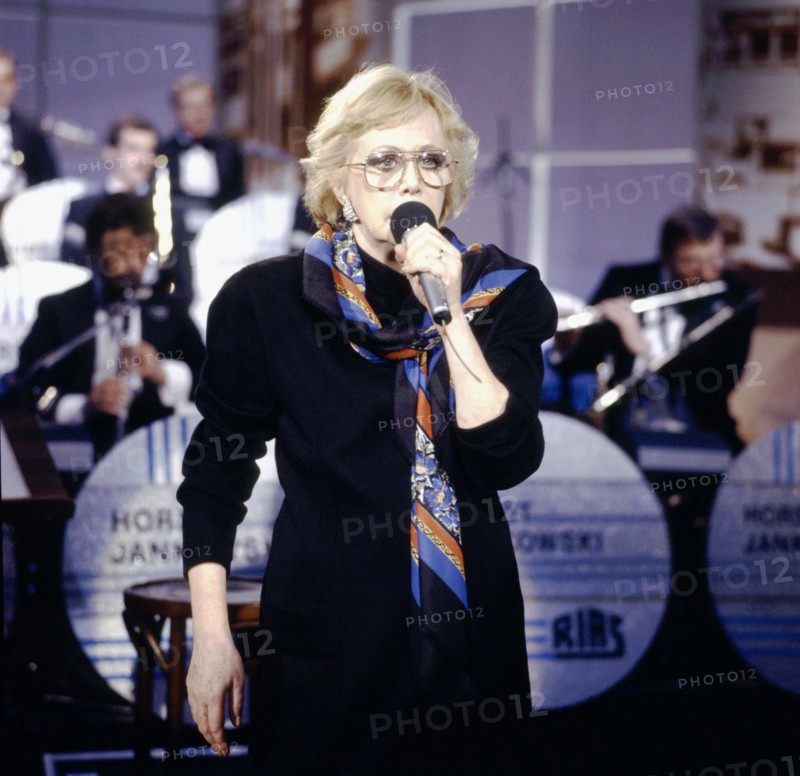 Hildegard KNEF performing, around the 1980s