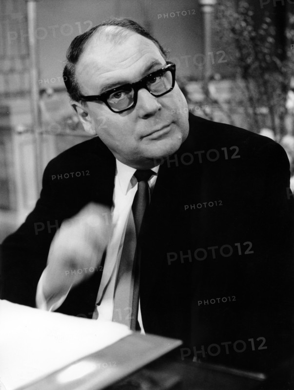 Heinz ERHARDT on the piano