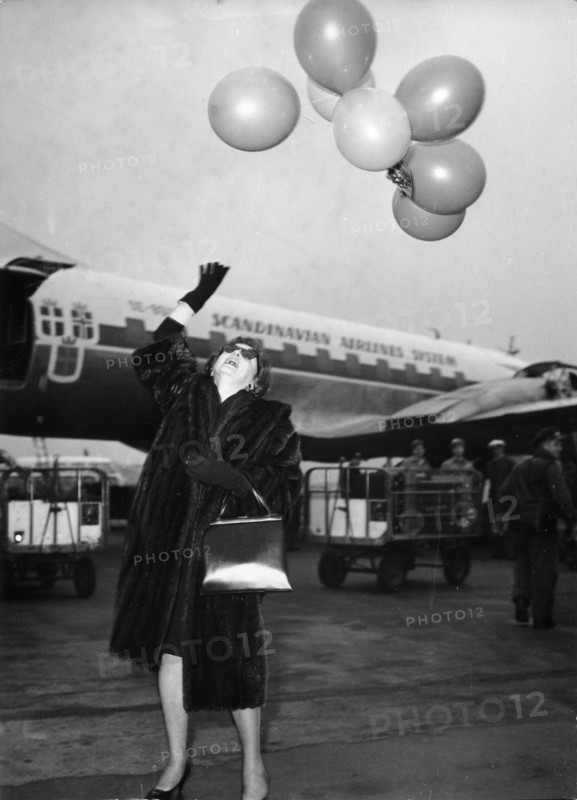 Zahrah LEANDER raffles off holiday stays, 1959