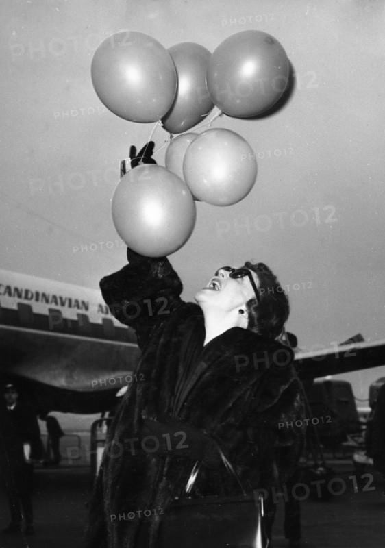 Zahrah LEANDER raffles off holiday stays, 1959