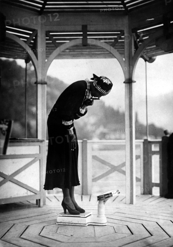 Josephine BAKER on a scale