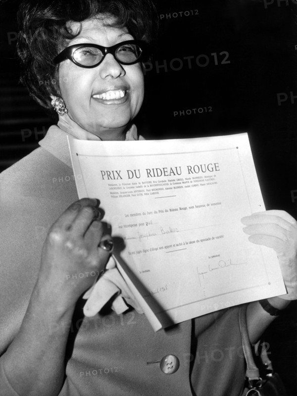 Josephine BAKER receives 'Prix du rideau rouge'
