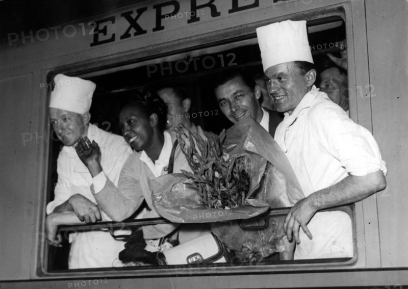 Josephine BAKER on the train to London