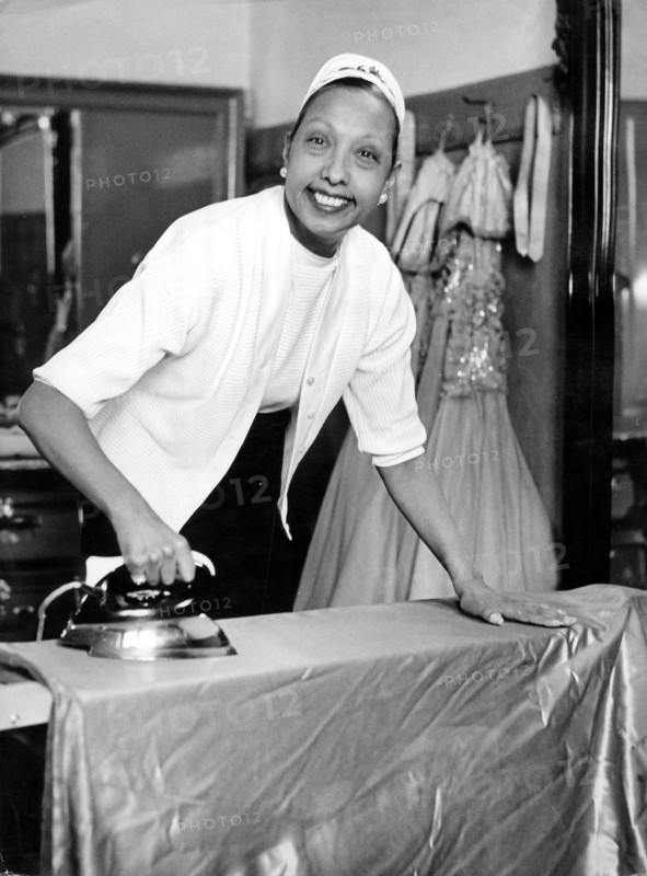 Josephine BAKER ironing, 1956