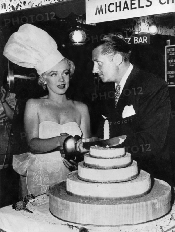 Marilyn MONROE schneidet Torte an