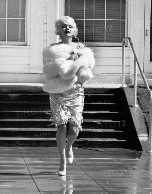 Marilyn MONROE leaving a hotel