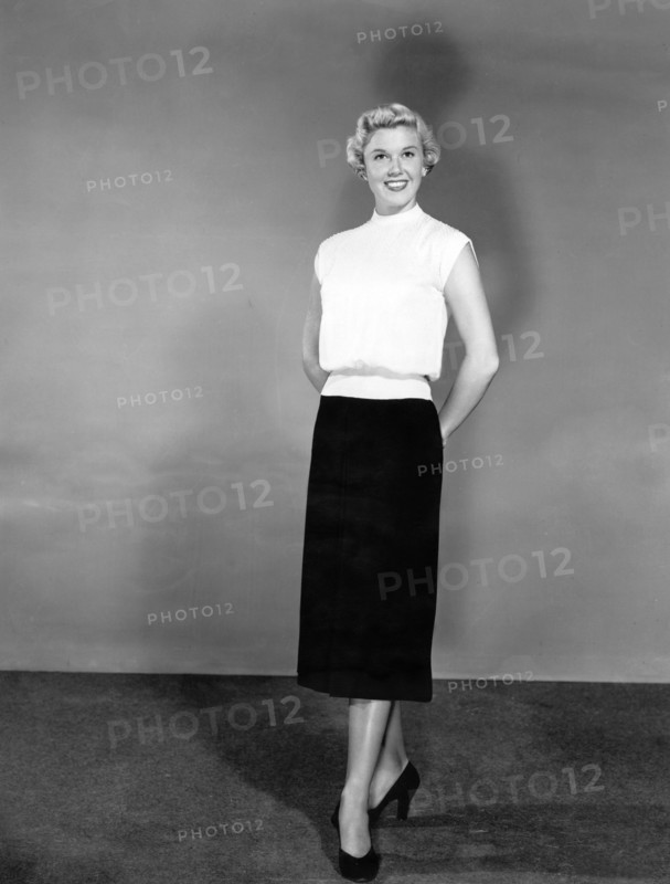 Doris DAY, posing