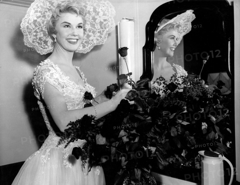 Doris DAY with a bouquet of roses