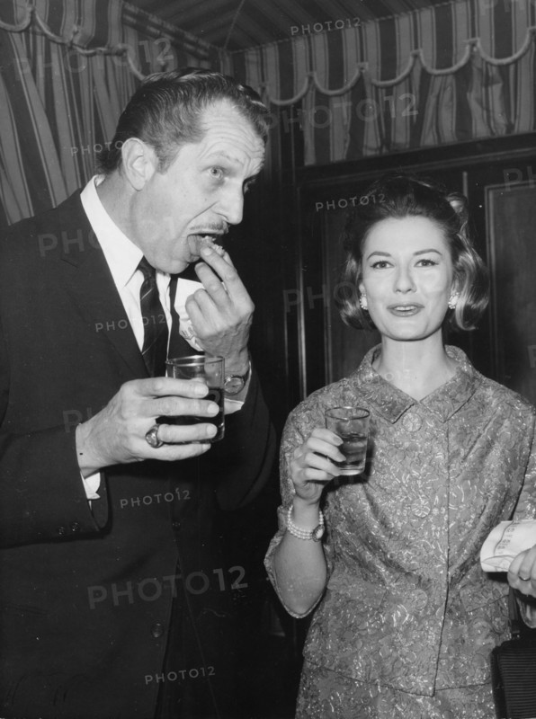 Vincent PRICE and Emma DANIELI at a cocktail party, Rome 1963