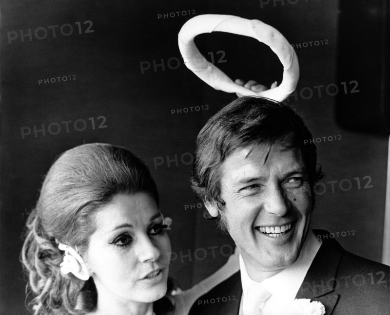 Luisa MATTIOLI and Roger MOORE with halo, London 1969