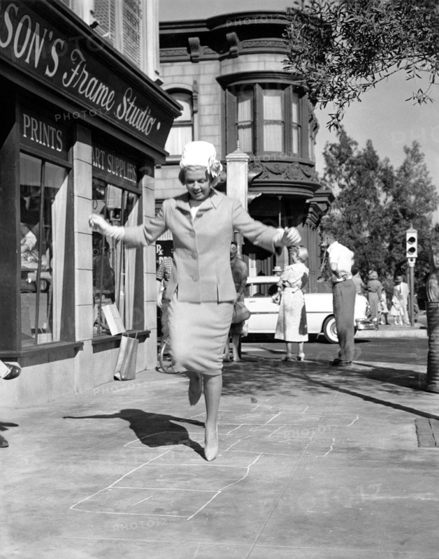Doris DAY limping