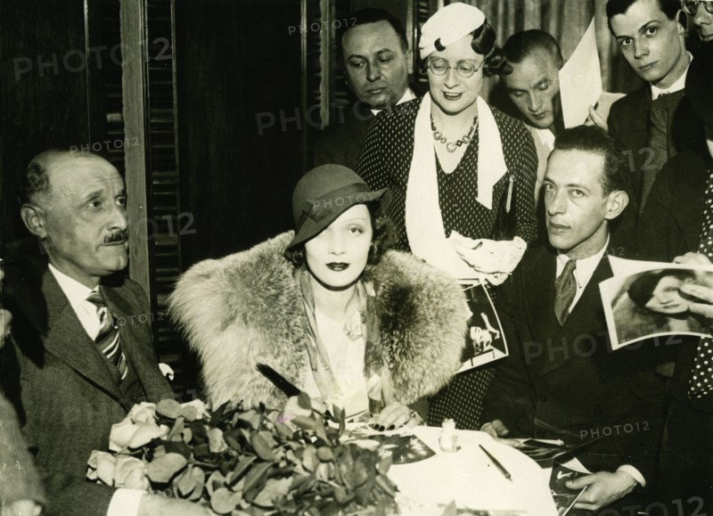 Marlene DIETRICH signs autographs in Paris, 1933