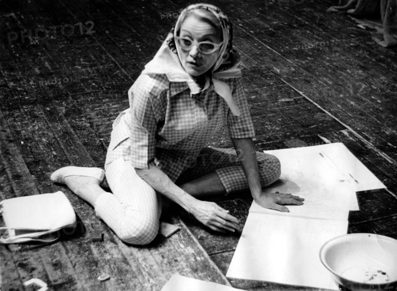 Marlene DIETRICH sitting on the floor, 1960