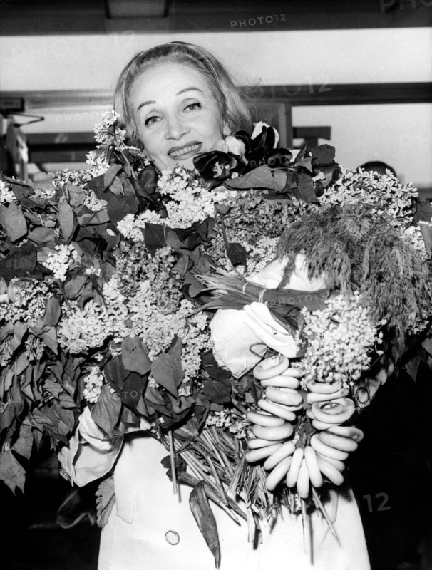 Marlene DIETRICH with bouquet of flowers