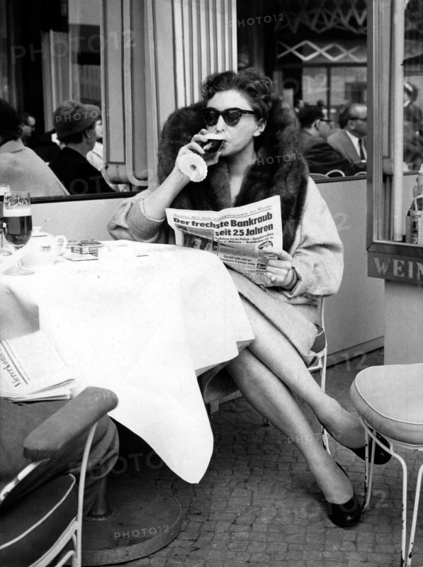 Zarah LEANDER drinks a 'Berlin Molle', 1955