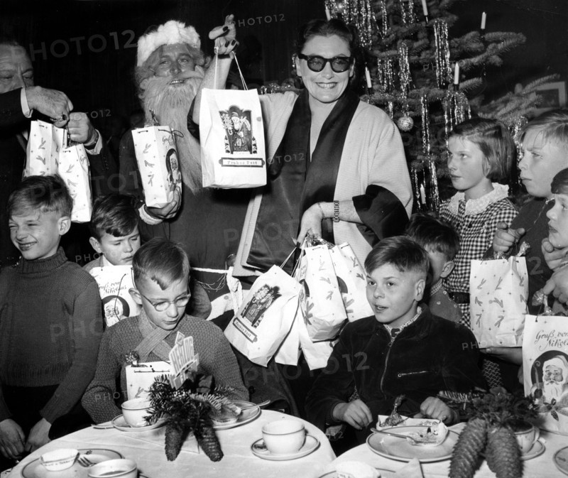 Zarah LEANDER gives gifts to children, 1952