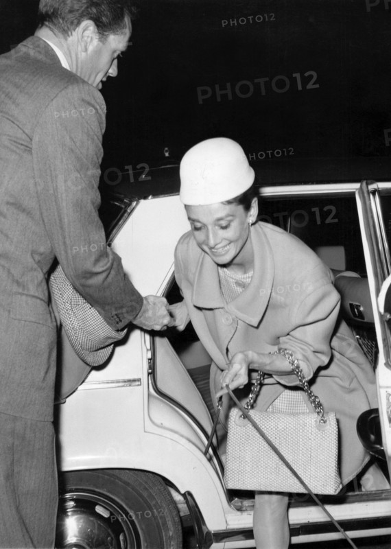 Audrey HEPBURN and Mel FERRER, arriving in Rome