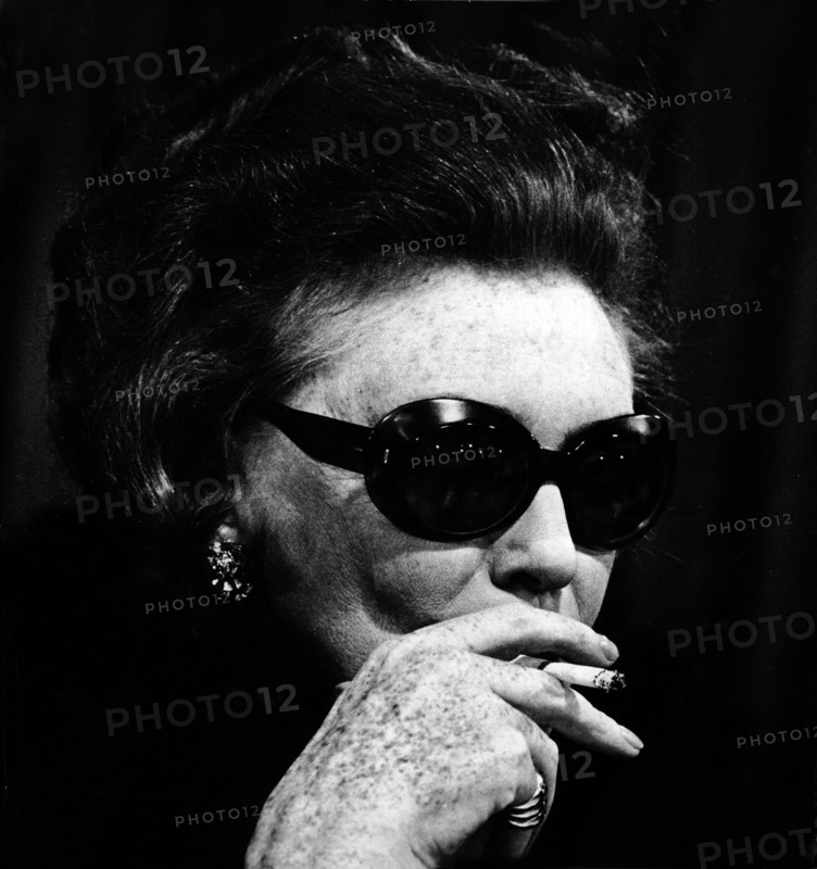 Zarah LEANDER, portrait while smoking, 1967
