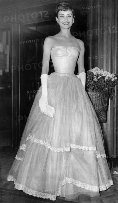 Audrey HEPBURN at a premiere in London, 1955
