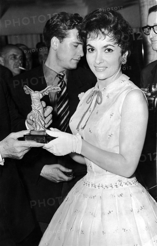 Gina LOLLOBRIGIDA with her Victory Oscar, 1956