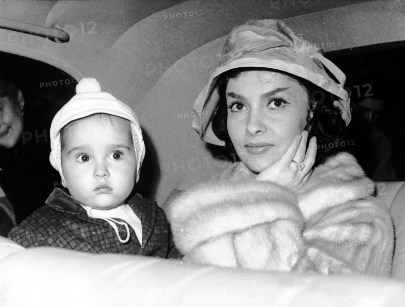 Gina LOLLOBRIGIDA with her son, 1958