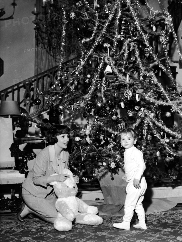 Gina LOLLOBRIGIDA with her son in front of the Christmas tree, 1959