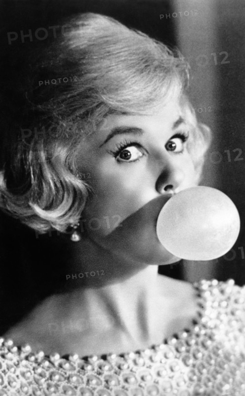 Doris DAY with a bubble gum bubble