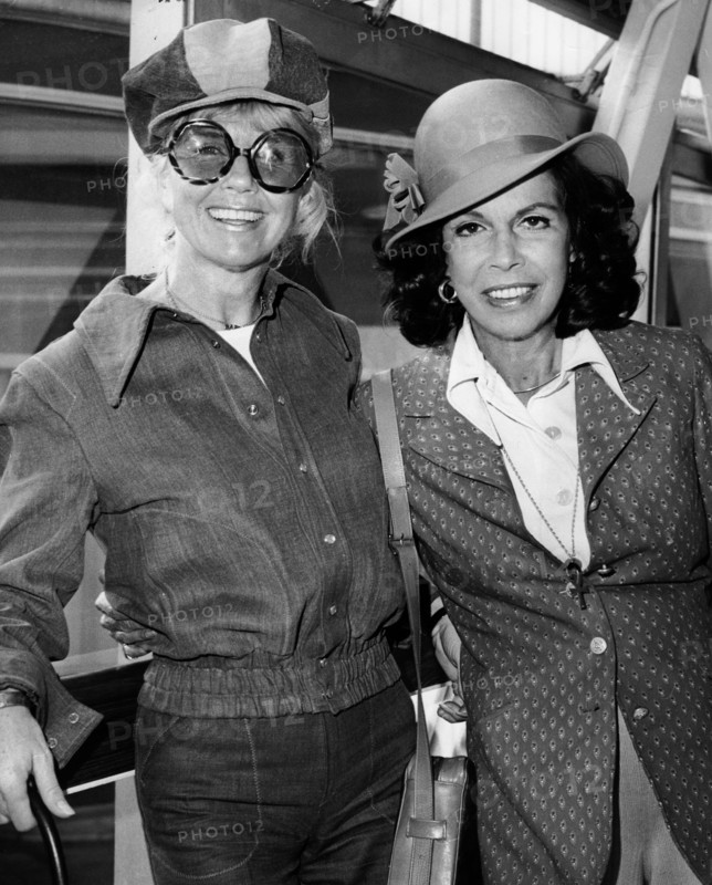 Doris DAY and Jacqueline SUSANN at London Heathrow, 1973