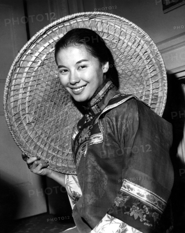 France NUYEN, portrait with Chinese straw hat, London 1960